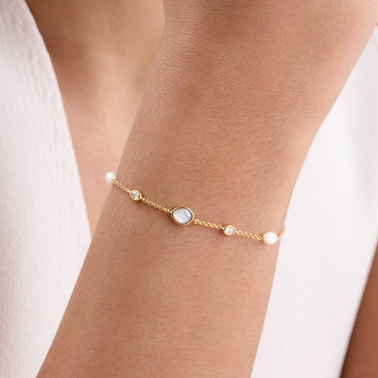 Modern Elegance Quartz & Pearl Bracelet (Gold)