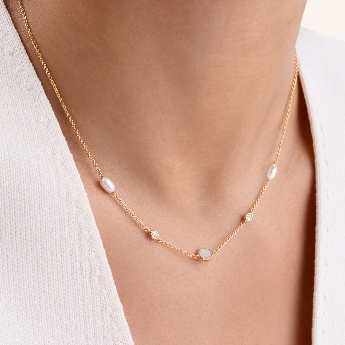 Modern Elegance Quartz & Pearl Necklace (Gold)