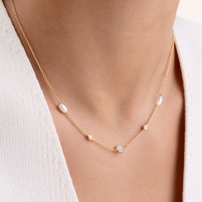 Modern Elegance Quartz & Pearl Necklace (Gold)