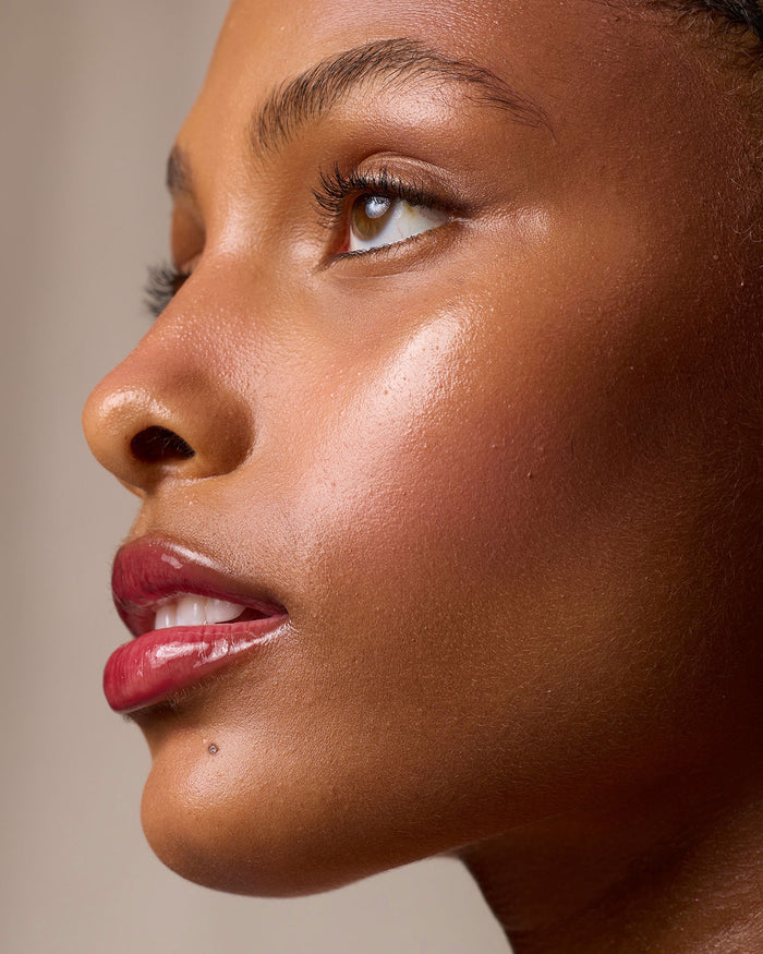 Rel Glossy Lip Oil on model
