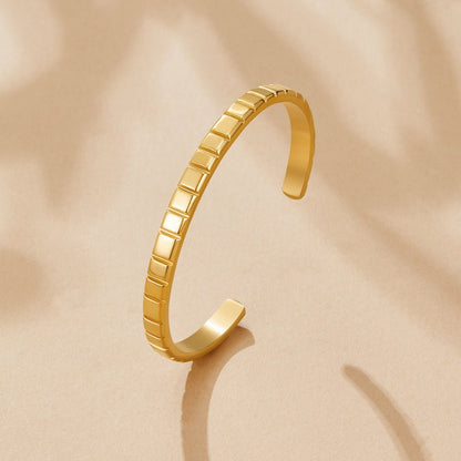Tasha Ribbed Gold Bangle