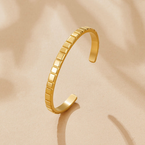 Tasha Ribbed Gold Bangle